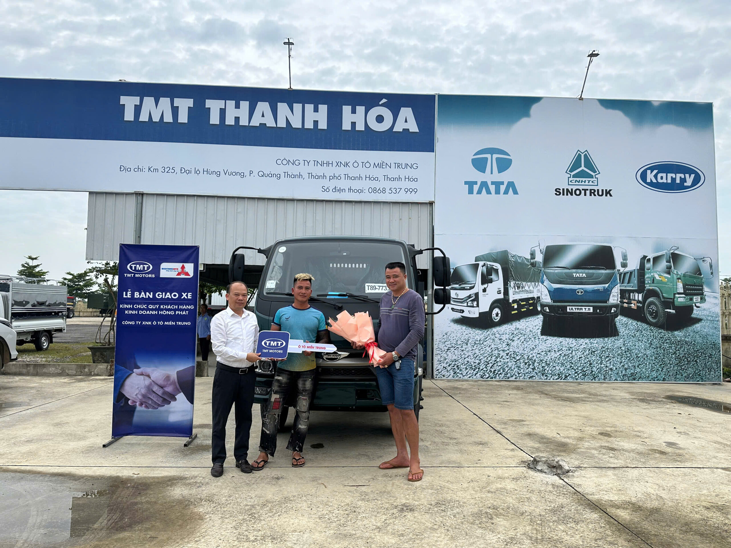 Bàn Giáo Xe TMT Cho Khách Hàng - Ô Tô Miền Trung