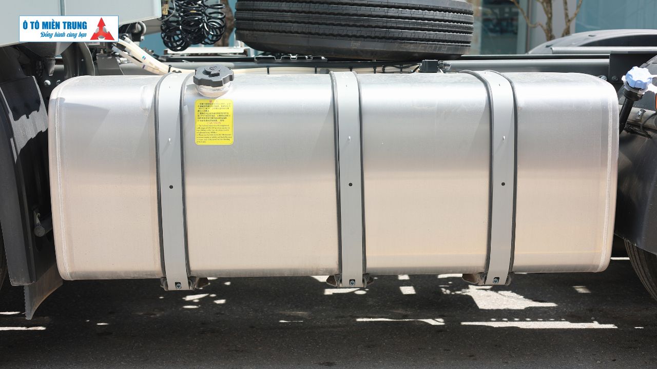 Xe Đầu Kéo Howo Max 460HP - bình nhiên liệu 2