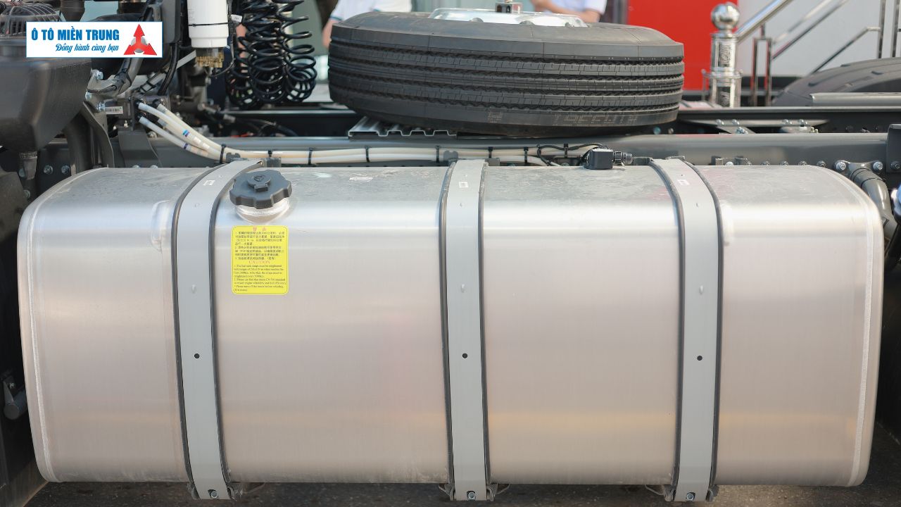 Xe Đầu Kéo Howo Max 460HP - bình nhiên liệu