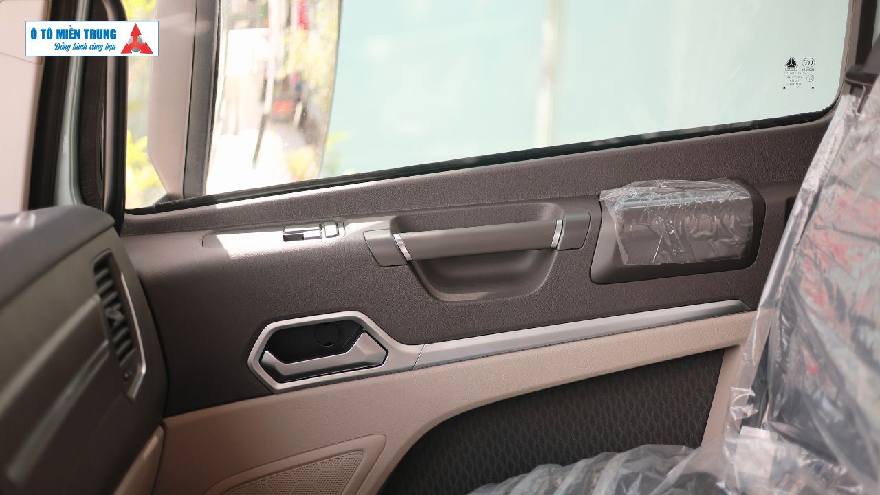 Xe Đầu Kéo Howo Max 460HP - cửa bên