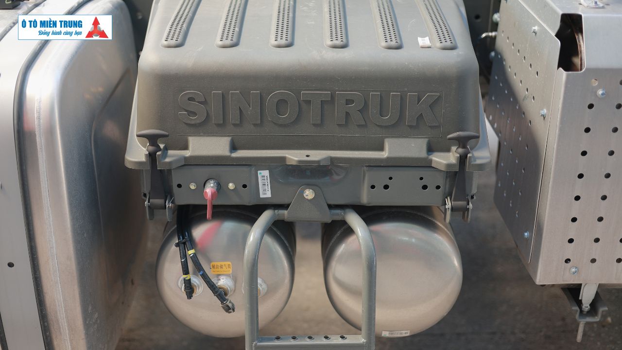 Xe Đầu Kéo Howo Max 460HP - khung máy - sườn bên