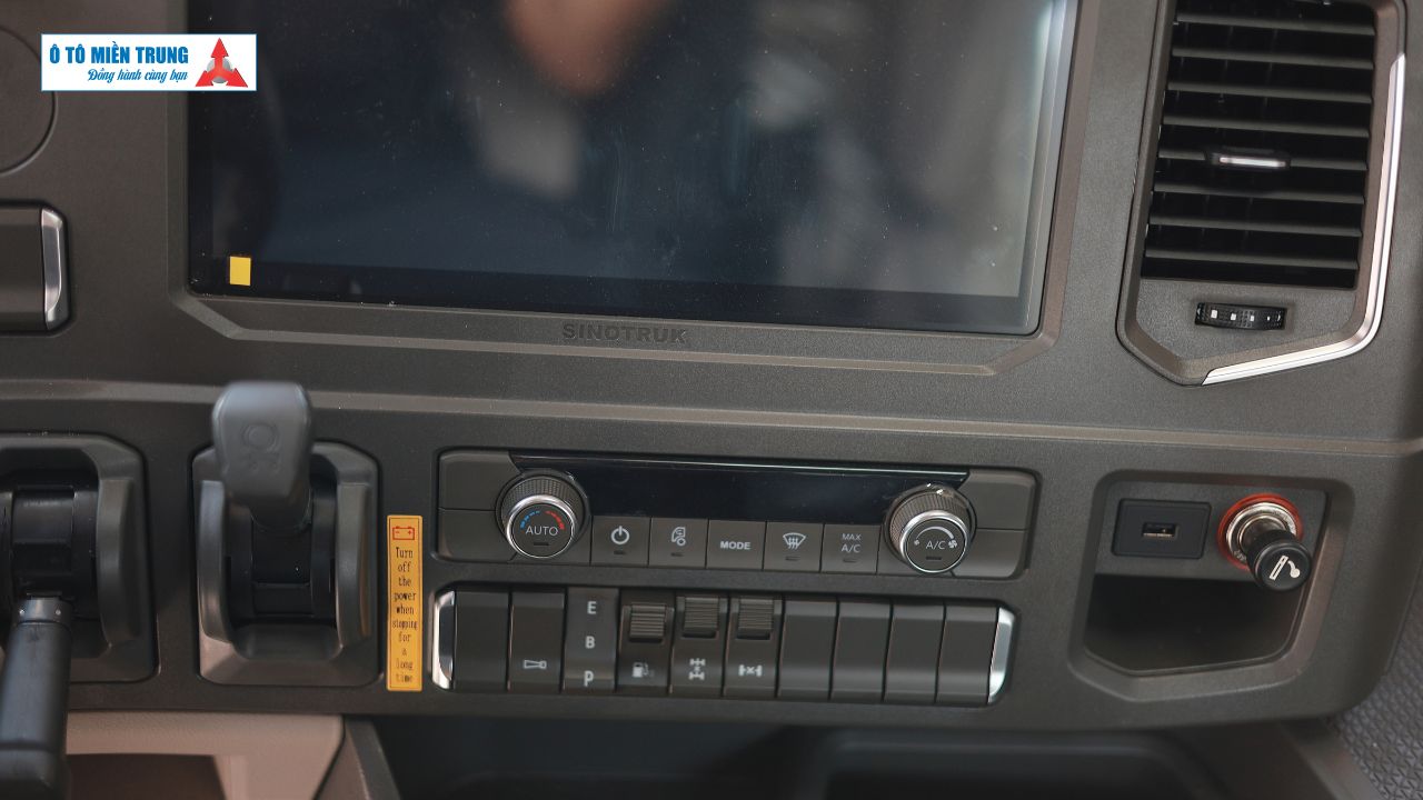 Xe Đầu Kéo Howo Max 460HP - màn hình trung tâm