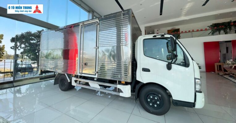 Đóng thùng xe-thùng kín trên xe Hino 720