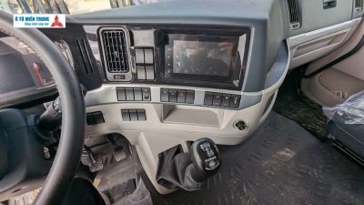 Ghế hơi giảm chấn và màn hình MP5 xe Chenglong H5