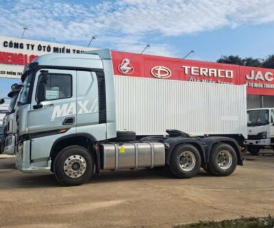 Toàn cảnh xe tại showroom