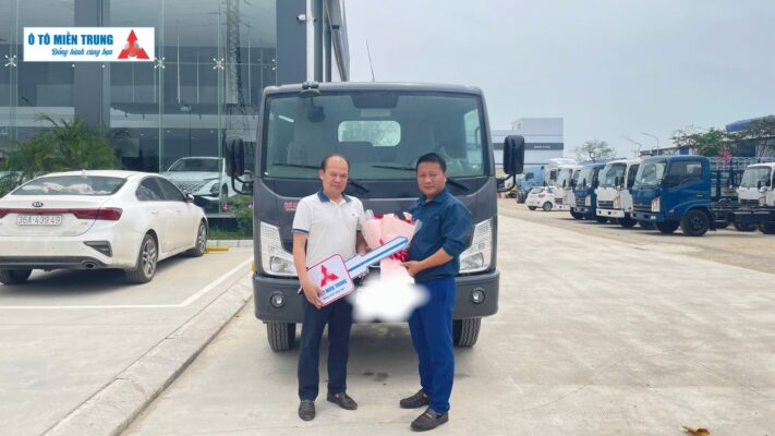 Bàn giao xe tải tại đại lý Ô Tô Miền Trung