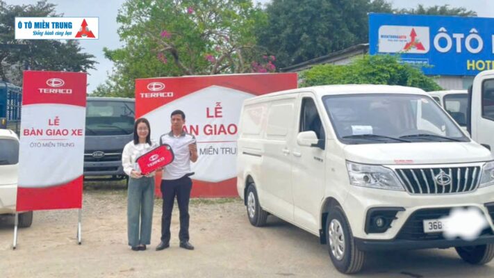 Bàn giao xe Van Tera tại đại lý Ô Tô Miền Trung