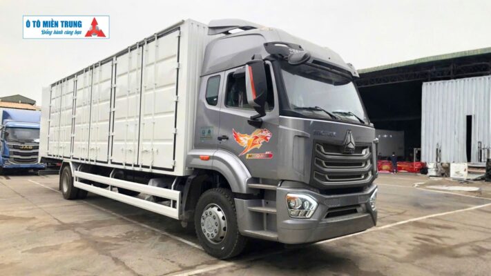 Xe tải thùng Howo thùng pallet tại showroom