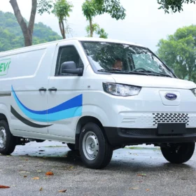Hình ảnh tổng quan ngoại thất xe tải van điện Karry E5 màu trắng, thiết kế hiện đại, tải trọng 945kg tại showroom xetaidien.vn.