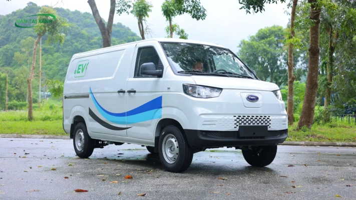 Hình ảnh tổng quan ngoại thất xe tải van điện Karry E5 màu trắng, thiết kế hiện đại, tải trọng 945kg tại showroom xetaidien.vn.