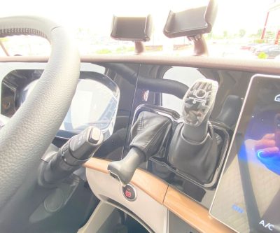 Nút đề nổ Start/Stop thông minh (Smart Key), Taplo bọc da cao cấp, vô lăng tích hợp phím điều khiển