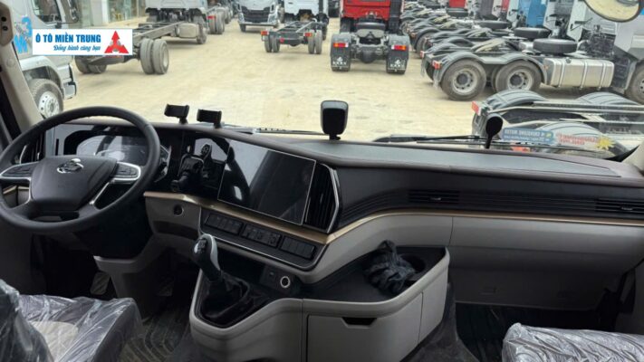 Nội Thất Cabin HK Thế Hệ Mới 2026 Trên Chenglong 470HP