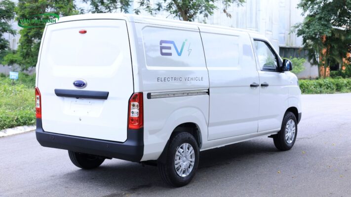 Xe tải van E5 với thể tích khoang hàng 5,6 m³.