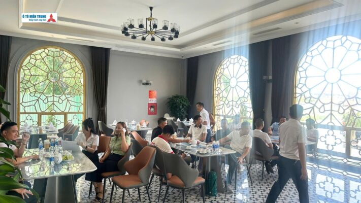 Khách hàng và đối tác cùng các bác tài tham dự sự kiện