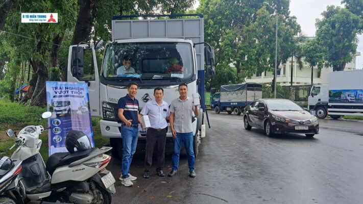 Khách hàng chụp ảnh kỷ niệm cùng sự kiện Chenglong L3