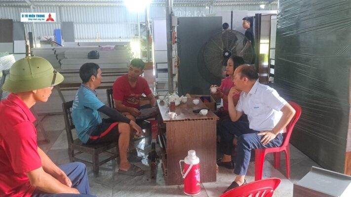 Gioa lưu cùng khách hàng trong sự kiên Giới thiệu mẫu xe Chenglong L3