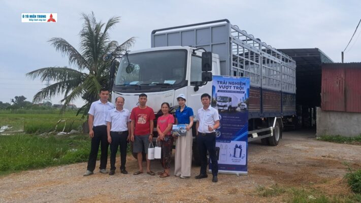 Tư vấn cho khách hàng và khách hàng trải nghiệm xe Chenglong L3 tại nhà