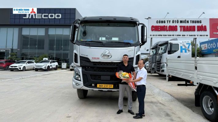 Bàn giao xe tải thùng Chenglong cho khách hàng - Ô Tô Miền Trung