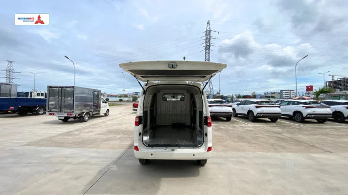 cửa sau mở nâng lên tiện lợi trên xe van Tera V3/V3S.