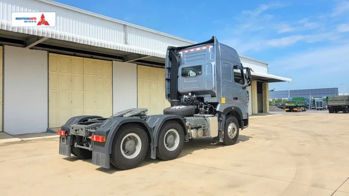 Điểm cốt lõi tạo nên độ đầm chắc và khả năng gánh tải dập mật của Sitrak 440HP nằm ở kết cấu chân gầm