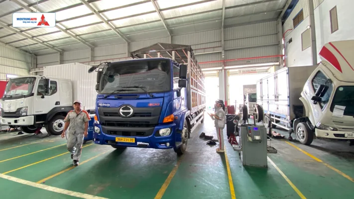 Kiểm tra lỗi trên xe tải tại Ô Tô Miền Trung