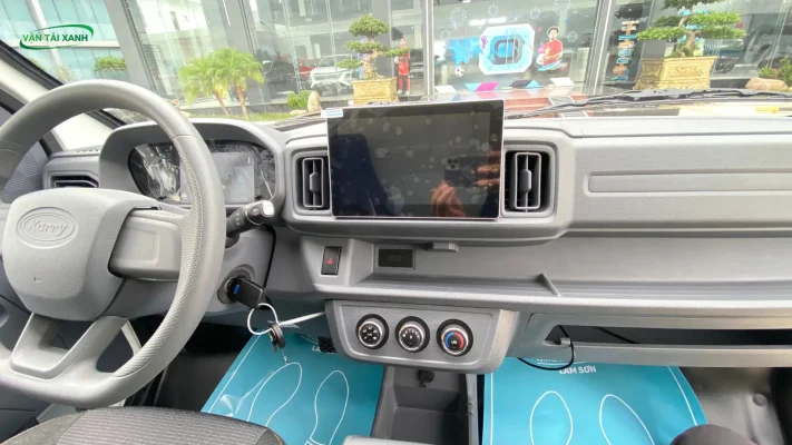 Khoang lái hiện đại với cần số tự động trên vô-lăng của Karry E5