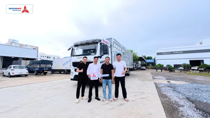 Bàn giao xe tải thùng Shacman cho khách hàng