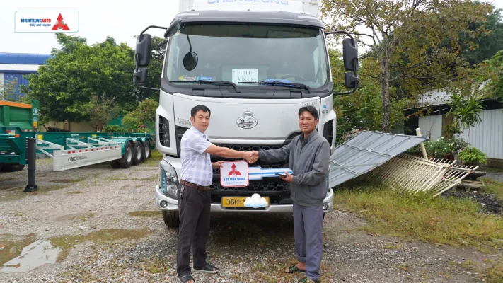 Bàn giao xe tải thùng Chenglong cho khách hàng