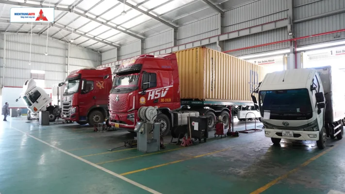 Xe tải, xe đầu kéo đang thực hiện bảo dưỡng, kiểm tra kỹ thuật trên khoang sửa chữa tại Xưởng dịch vụ Ô Tô Miền Trung
